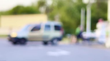 Bulanık görüntüler: benzin istasyonu görevlisi, bir müşterinin arabasına benzin doldurmasına yardım ediyor. Yakıt ikmali işlemine katılan görevliyle birlikte benzin istasyonunun görüntüsü