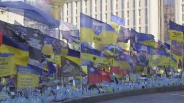 Bağımsızlık Anıtı: Kyiv 'deki Bağımsızlık Meydanı' nda rüzgarda dalgalanan muharebe tugayları ve diğer Ukrayna Savunma Kuvvetleri birliklerinin bayrakları: 10 Ocak 2025, Kyiv, Ukrayna.