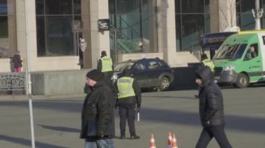 Devriye polisleri Khreshchatyk Caddesi 'ndeki trafiği kapattı ve akışı kontrol ediyorlar: 10 Ocak - Kyiv, Ukrayna.