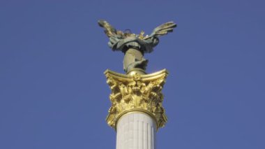 Bağımsızlık Anıtı - Kyiv 'de Ukrayna' nın bağımsızlığına adanmış bir zafer sütunu. Independence Meydanı 'ndaki şehir merkezinde. 10 Ocak - Kyiv, Ukrayna.