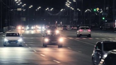 Kalabalık sokaklar, hareketli trafik ve sokak lambaları altında yanan arabalarla dolu canlı bir şehir manzarası: 10 Ocak - Kyiv, Ukrayna.