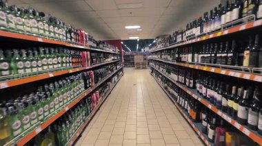 Kyiv, Ukrayna - 24 Şubat 2025: bir süpermarket şarap reyonunda yürümek, renkli şişelerin sıralarını yakalamak