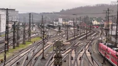 Wurzburg, Almanya - 03 Ocak 2025: Gün boyunca birçok tren yolu bulunan tren istasyonunun görüntüsü: sakin zaman ve trafik yok.