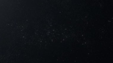 Bu 4K animasyonuyla evrende uçmak, yıldızların yanından geçmek ve uzak bir nebulanın canlı renklerinde ilerlemek. Galaksi keşfi temaları, ekran koruyucuları ya da büyüleyici uzay tanıtımları için mükemmel