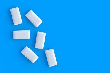 Dağınık diş etleri. Naneli sakızlar. Üst Manzara. Mesaj için yer var. 3d hazırlayıcı