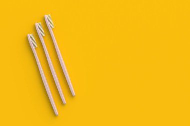Turuncu arka planda diş fırçası seti. Sağlık ve hijyen için suç ortağı. Üst Manzara. Uzayı kopyala 3d hazırlayıcı