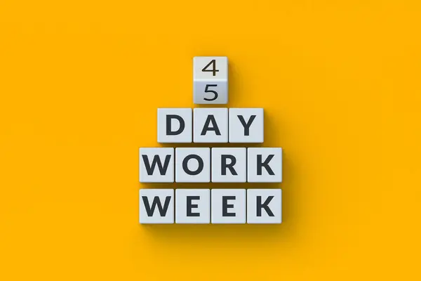 每周4或5天工作在立方体上 工作概念 选择一周内的工作日数 转了4天或5天的工作周 3D渲染 — 图库照片