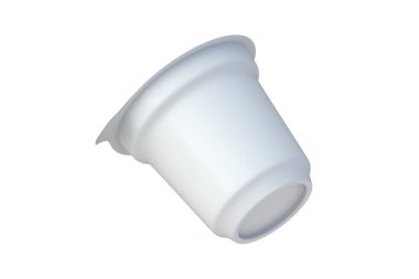 Beyaz arka planda izole edilmiş yoğurt, tatlı ya da peynir için plastik kap. Süt ürünleri için ambalaj. Dondurma için boş tek kullanımlık kavanoz. 3d hazırlayıcı
