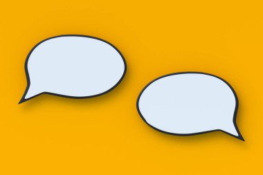 Turuncu arka planda boş konuşma baloncukları. Boş sohbet simgesi. Sohbet ve tartışma. Sosyal ağlarda duyuru ve diyalog. Üst Manzara. 3d hazırlayıcı