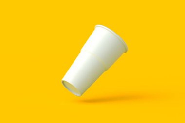 Turuncu arka planda bira için düşen plastik camlar. Boş tek kullanımlık opak bardak. 3d hazırlayıcı