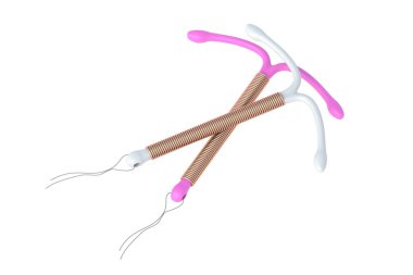 Beyaz arka planda izole edilmiş iki uterus içi T biçimli kadın doğum kontrolü. 3d hazırlayıcı
