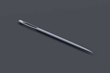 Gri arka plana dikiş dikmek için metal iğne. Terzi aleti. 3d hazırlayıcı