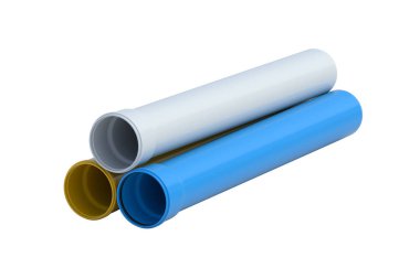 Beyaz arka planda izole edilmiş PVC plastik borular yığını. 3d hazırlayıcı