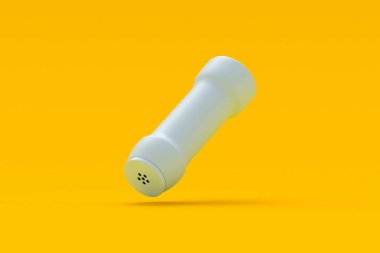 Turuncu arka planda kurumuş deterjan şişesi düşüyor. Çamaşır aksesuarları. Temizlikçi. Dezenfektan ürünü. Çamaşır suyu malzemeleri. 3d hazırlayıcı