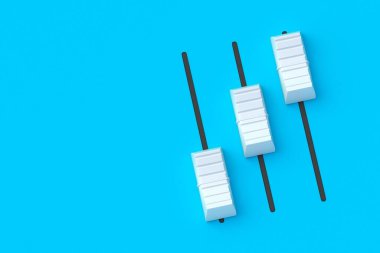 Mavi arkaplanda üç sürgülü anahtar var. Ses kaydedicisi. Ses karıştırıcı kontrolörü. Uzayı kopyala 3d hazırlayıcı