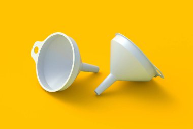 Turuncu arka planda iki huni. Mutfak malzemeleri. Su dökme aleti. 3d hazırlayıcı