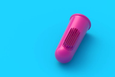 Mavi arka planda kırmızı parmak diş fırçası. Diş aksesuarları. Sağlık ekipmanları. Uzayı kopyala 3d hazırlayıcı