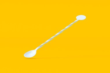 Turuncu arka planda düşmüş kokteyl kaşığı. 3d hazırlayıcı