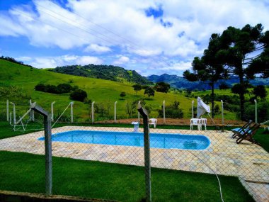 Dağ ve havuzu olan güzel bir manzara.