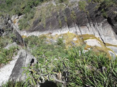 Kayalıklı ve savanalı güzel nehir manzarası