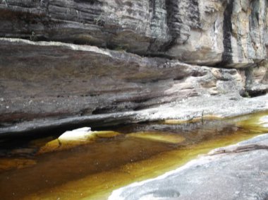 Dağlardaki nehrin güzel manzarası