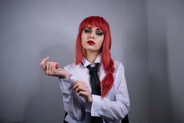 Güzel, kızıl saçlı, elleri çapraz, klasik ofis kostümü fotograflı kız.