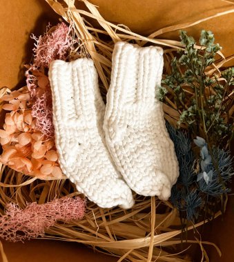 Çiçekli bebek çorapları. Hamilelik kavramı ortaya çıkar.