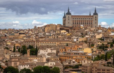 Toledo şehrinin güzel Panoramik 'i bir yaz öğleden sonrasında nehrin karşı kıyısına bakıyor.