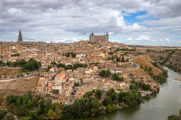 Piękna Panorama Miasta Toledo Punktu Widokowego Drugiej Stronie Rzeki Letnie — Zdjęcie stockowe