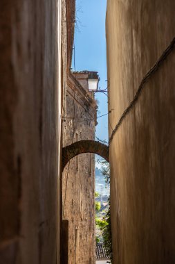 Caceres, İspanya 'daki eski binalarıyla Eski Şehir Bölgesi olarak adlandırılan bu Roma köyünün sokak manzarası.