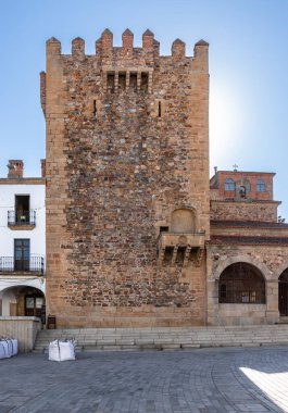 Caceres, İspanya 'daki eski kasaba bölgesi olarak adlandırılan bu Roma köyünün ana kare binalarının manzarası..