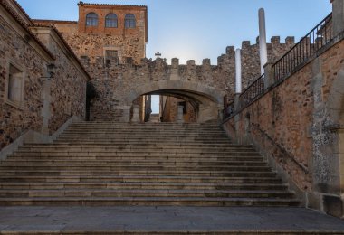 Caceres, İspanya 'daki eski kasaba bölgesi olarak adlandırılan bu Roma köyünün ana kare binalarının manzarası..