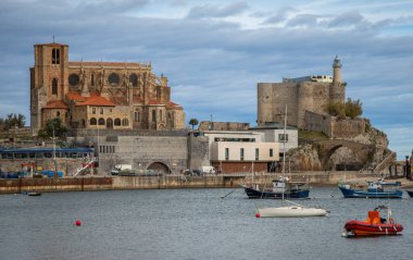 Castro Urdiales limanının görüntüsü, yani deniz kulübü, güneş doğmadan bir yaz önce, İspanya 'nın Cantabria bölgesinde yer almaktadır..