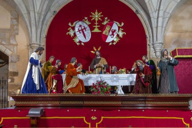 Bu Roma köyündeki Eski Kule 'de, yani İspanya' nın Caceres kentindeki Eski Kasaba 'daki bir kilisenin içinde insan boyutunda son akşam yemeği modeli..