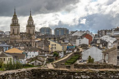 Lugo şehrinin duvarlarından, çevresindeki modern binaları, bu İspanyol şehrinin eski kapılarını ve kulelerini görebilirsiniz..