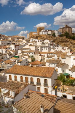 Setenil de las Bodegas 'ın Rio Guadalporcun, Cadiz, İspanya' da inşa edilen konutlarıyla ünlü olması
