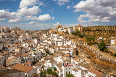 Setenil de las Bodegas 'ın Rio Guadalporcun, Cadiz, İspanya' da inşa edilen konutlarıyla ünlü olması
