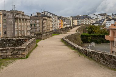 Lugo şehrinin duvarlarından, çevresindeki modern binaları, bu İspanyol şehrinin eski kapılarını ve kulelerini görebilirsiniz..