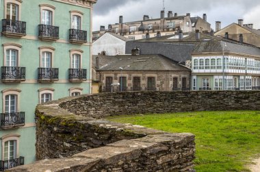 Lugo şehrinin duvarlarından, çevresindeki modern binaları, bu İspanyol şehrinin eski kapılarını ve kulelerini görebilirsiniz..