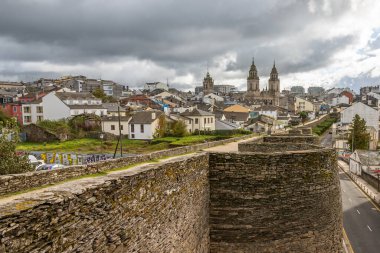 Lugo şehrinin duvarlarından, çevresindeki modern binaları, bu İspanyol şehrinin eski kapılarını ve kulelerini görebilirsiniz..