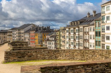 Lugo şehrinin duvarlarından, çevresindeki modern binaları, bu İspanyol şehrinin eski kapılarını ve kulelerini görebilirsiniz..