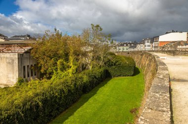 Lugo şehrinin duvarlarından, çevresindeki modern binaları, bu İspanyol şehrinin eski kapılarını ve kulelerini görebilirsiniz..