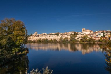 Zamora 'nın güzel panoramik manzarası, günbatımından hemen önce, sonbahar mevsiminde, Douro Nehri' nin diğer tarafından, İspanya 'da..