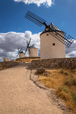 İspanya, Castilla-La Mancha 'da Sunrise' daki Consuegra rüzgar değirmenlerinin güzel bir görüntüsü..