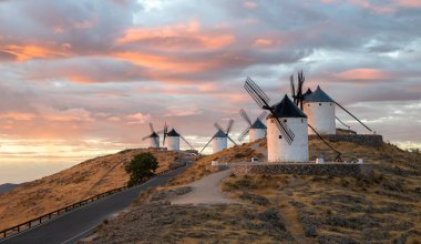 İspanya, Castilla-La Mancha 'da Sunrise' daki Consuegra rüzgar değirmenlerinin güzel bir görüntüsü..