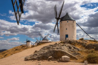 İspanya, Castilla-La Mancha 'da Sunrise' daki Consuegra rüzgar değirmenlerinin güzel bir görüntüsü..