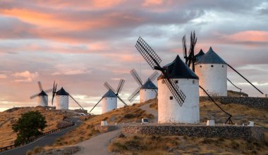 İspanya, Castilla-La Mancha 'da Sunrise' daki Consuegra rüzgar değirmenlerinin güzel bir görüntüsü..