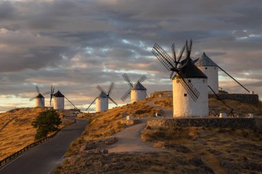 İspanya, Castilla-La Mancha 'da Sunrise' daki Consuegra rüzgar değirmenlerinin güzel bir görüntüsü..