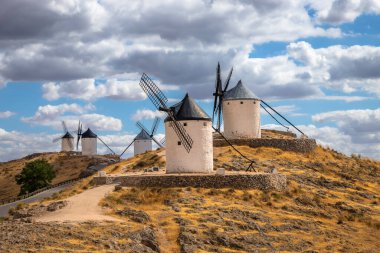 İspanya, Castilla-La Mancha 'da Sunrise' daki Consuegra rüzgar değirmenlerinin güzel bir görüntüsü..