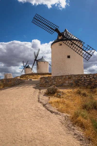 Schöne Exposition Der Windmühlen Von Consuegra Bei Sonnenaufgang Auf Kastilien — Stockfoto